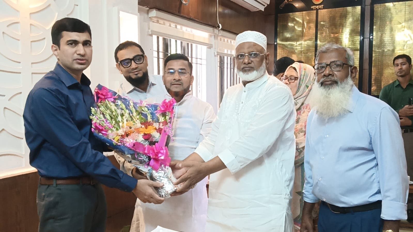 পাবনার নবাগত জেলা প্রশাসক মহোদয়কে ফুলেল শুভেচ্ছা ও অভিনন্দন - Photo 1